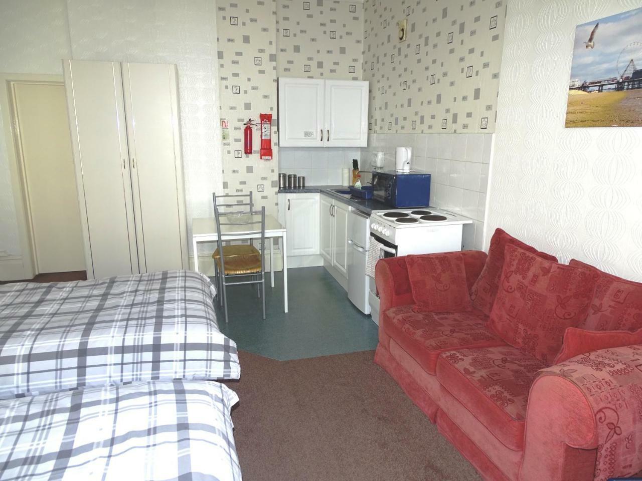 Beeton Villas Holiday Apartments Блекпул Екстериор снимка